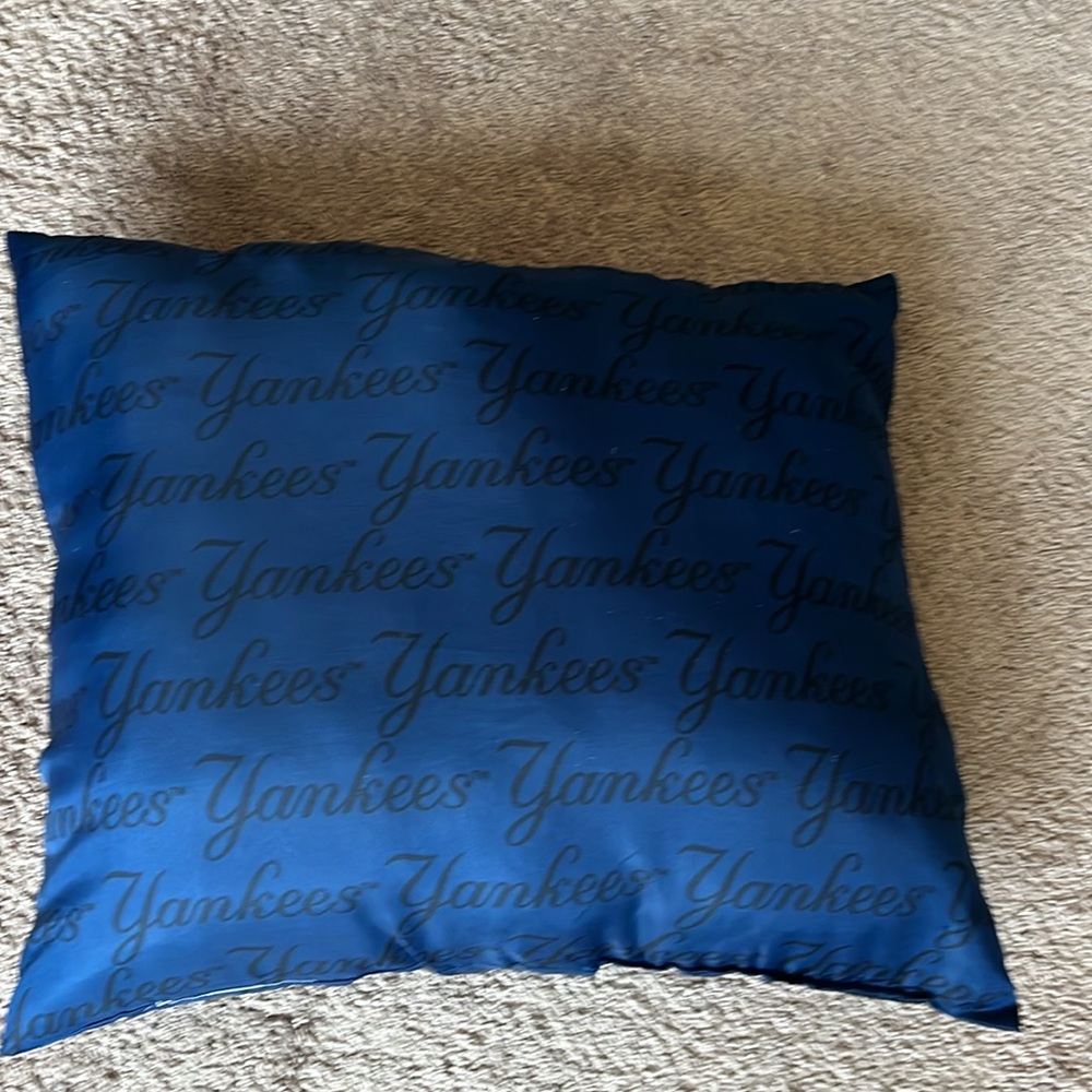 NY YANKEES throw pillow. Never used - Picture 2 of 2